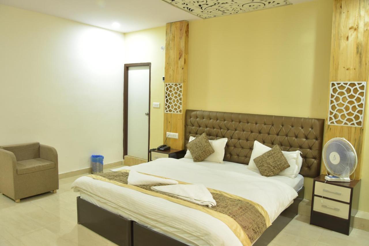 Hotel Sarweshwary Varanasi Bagian luar foto