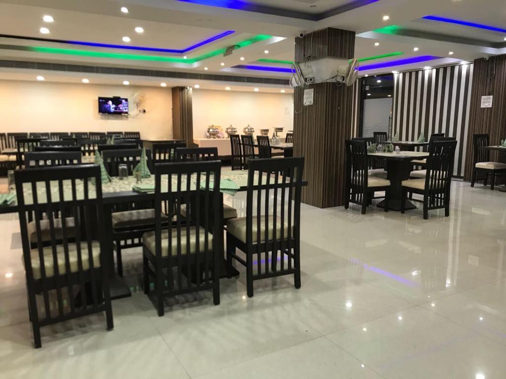 Hotel Sarweshwary Varanasi Bagian luar foto