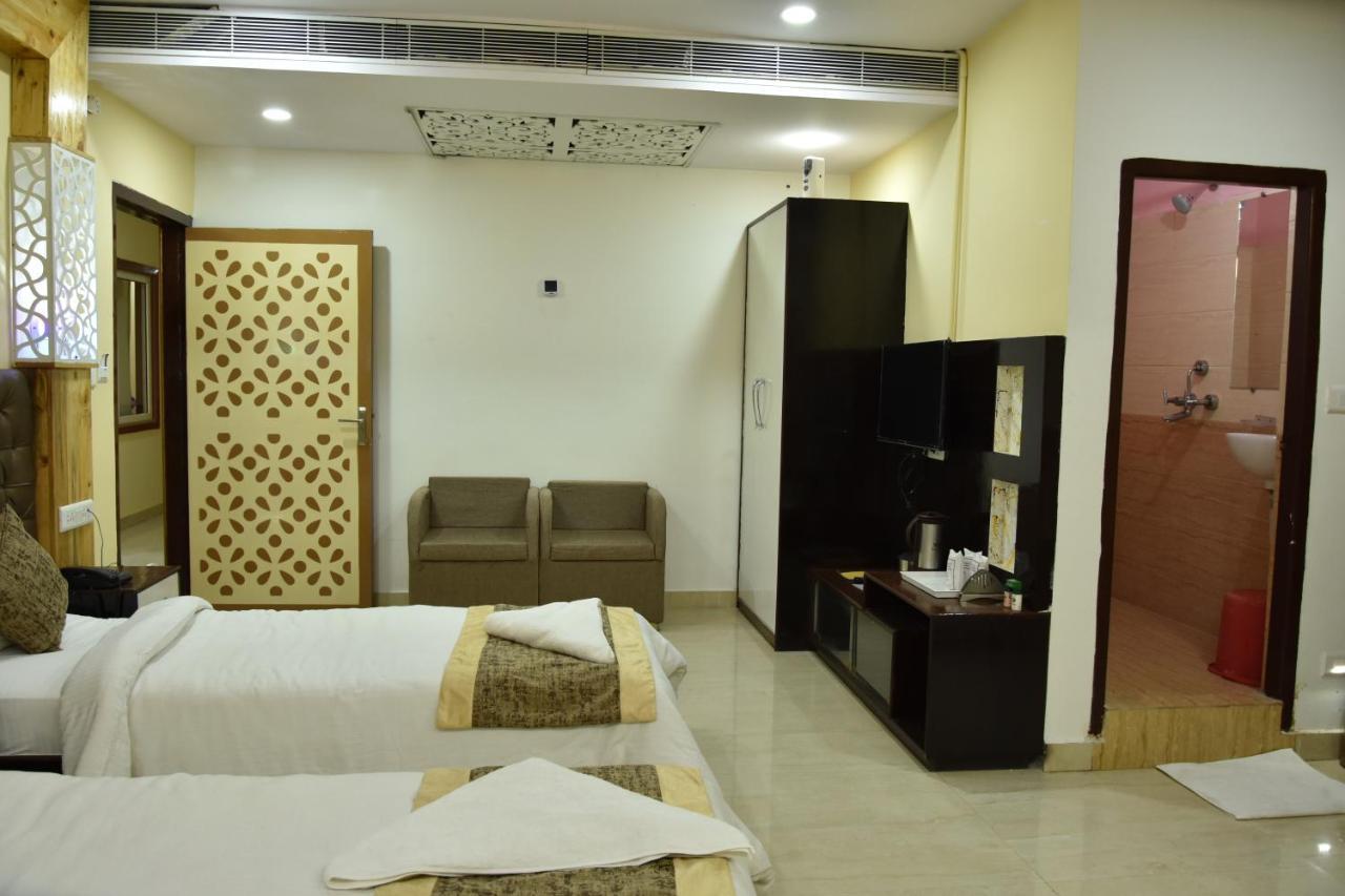 Hotel Sarweshwary Varanasi Bagian luar foto