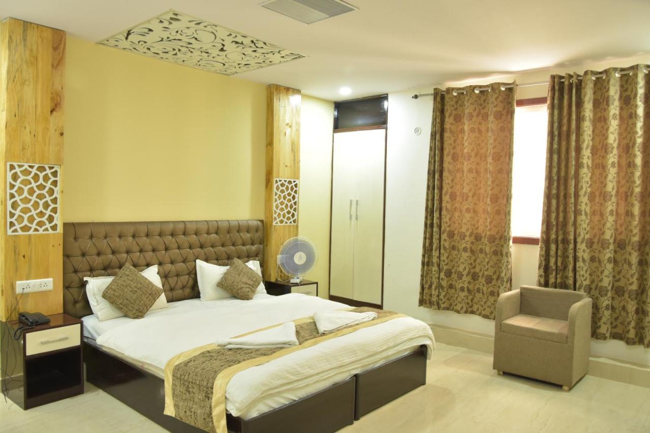 Hotel Sarweshwary Varanasi Bagian luar foto