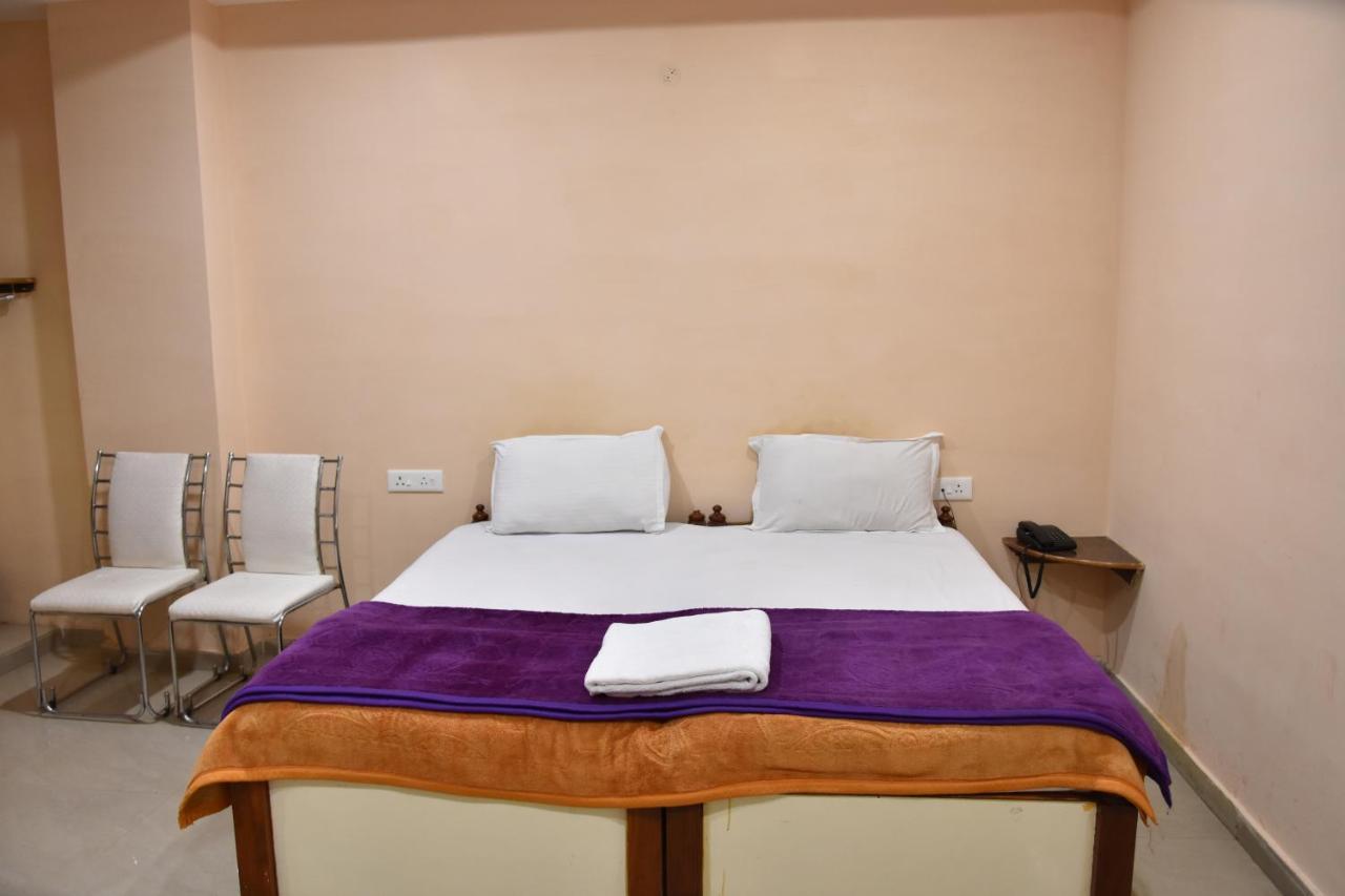 Hotel Sarweshwary Varanasi Bagian luar foto