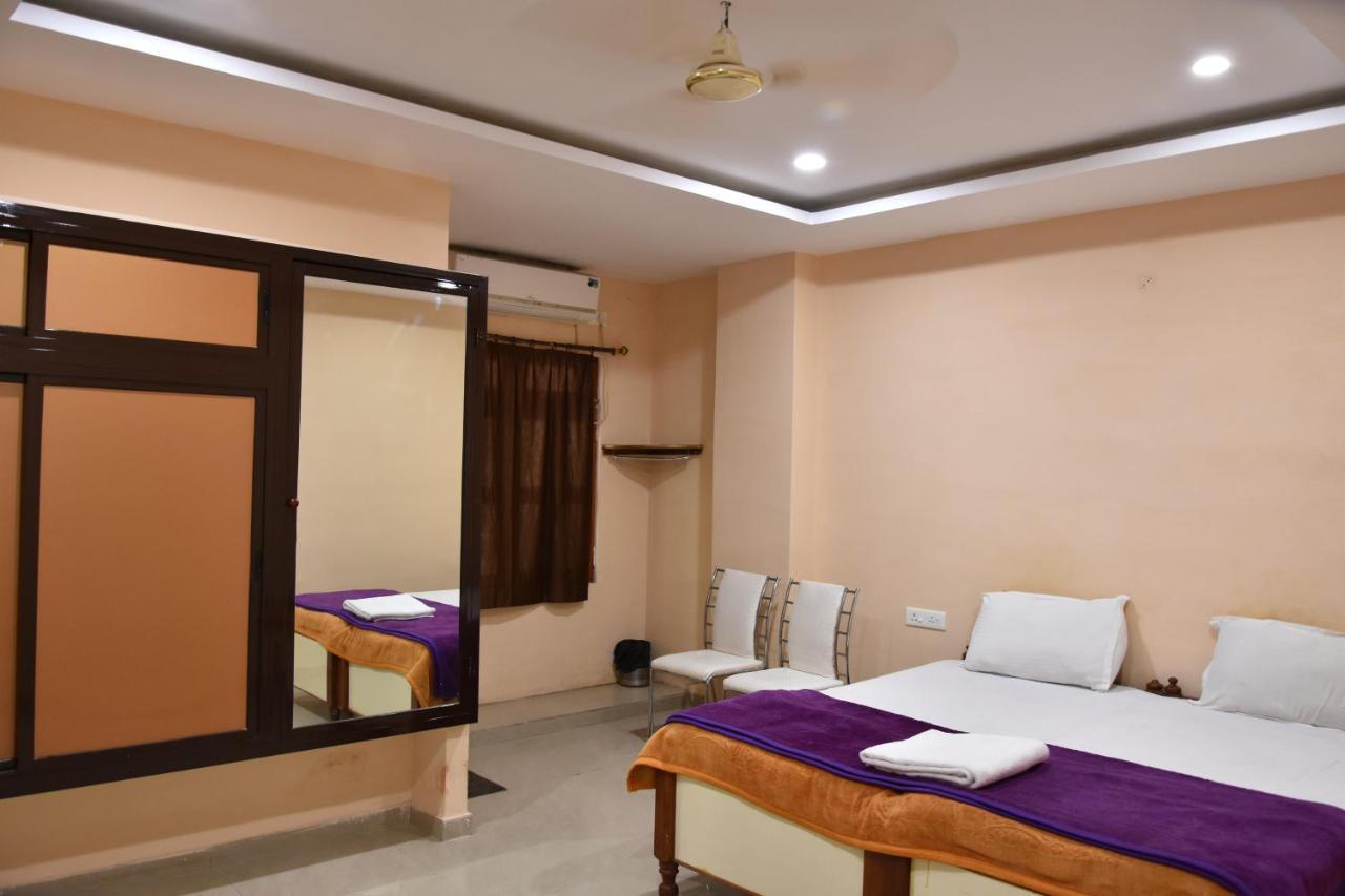 Hotel Sarweshwary Varanasi Bagian luar foto