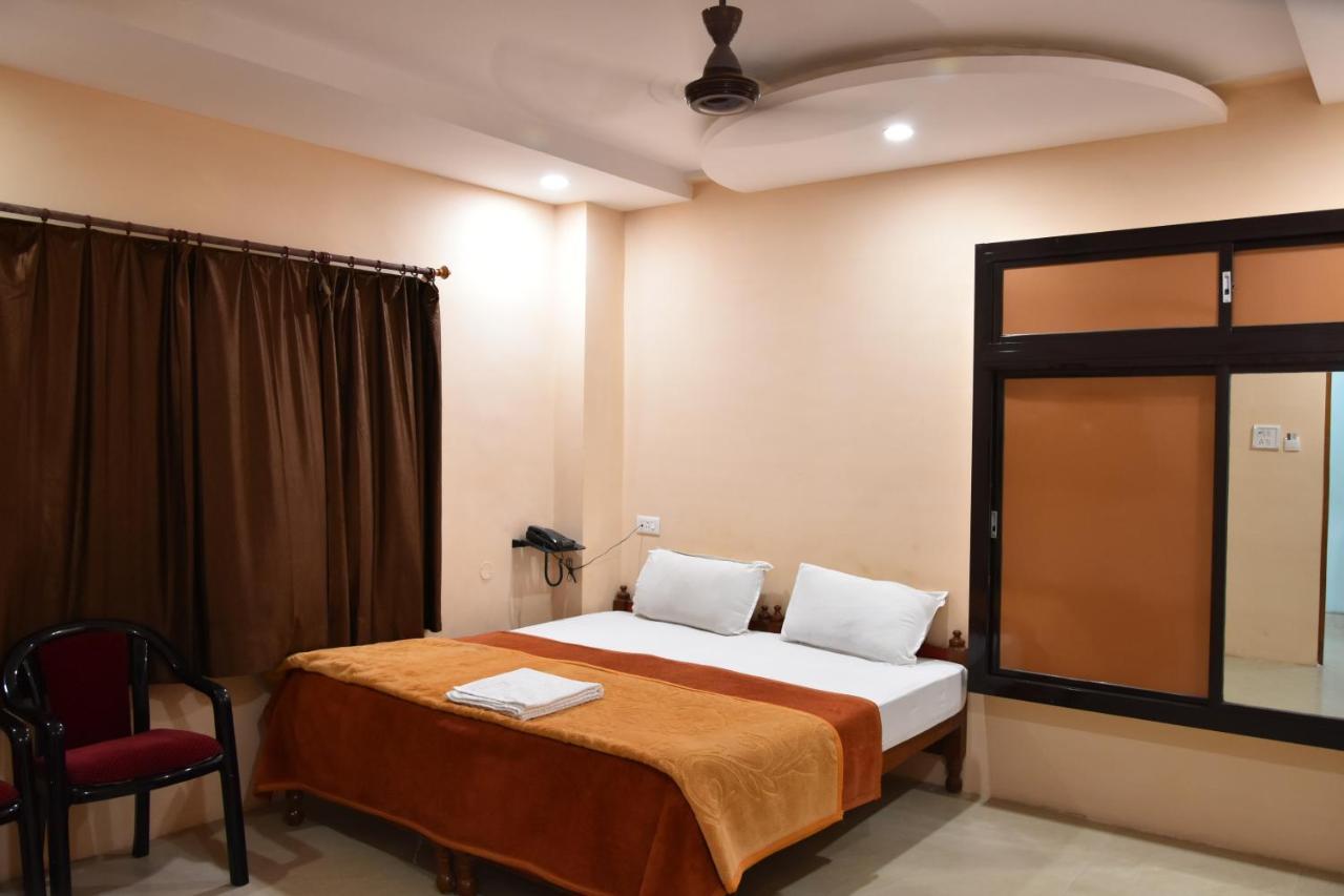 Hotel Sarweshwary Varanasi Bagian luar foto