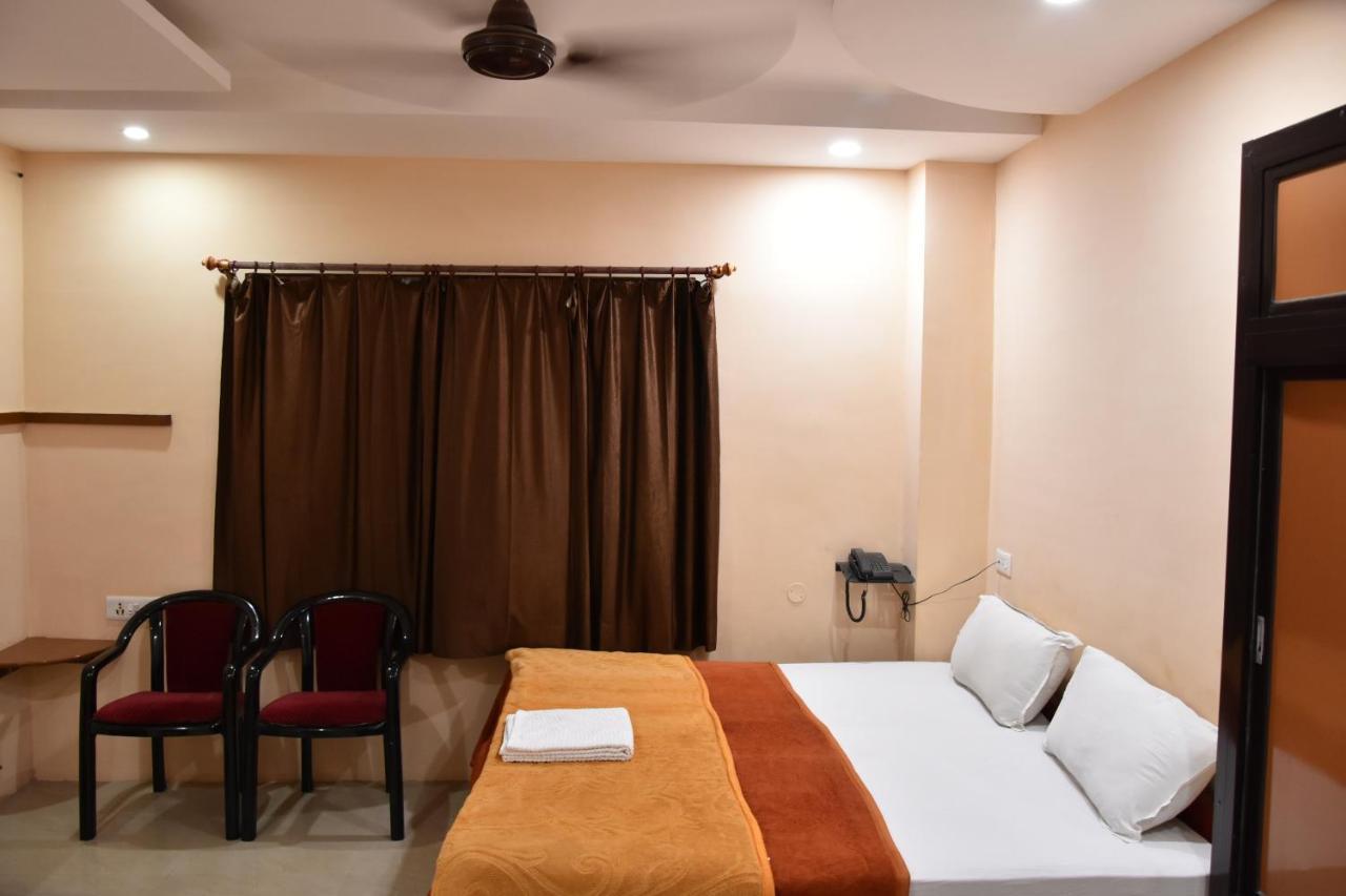 Hotel Sarweshwary Varanasi Bagian luar foto