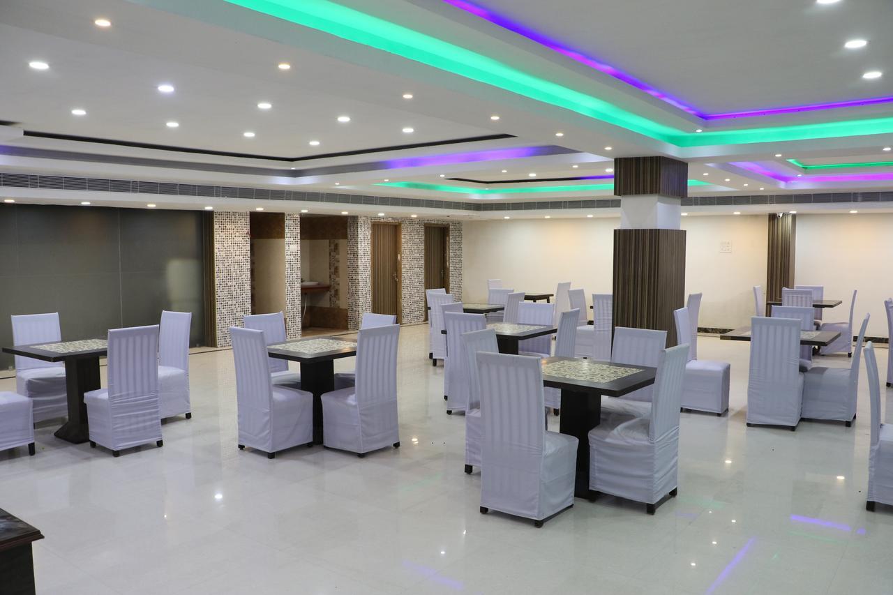 Hotel Sarweshwary Varanasi Bagian luar foto