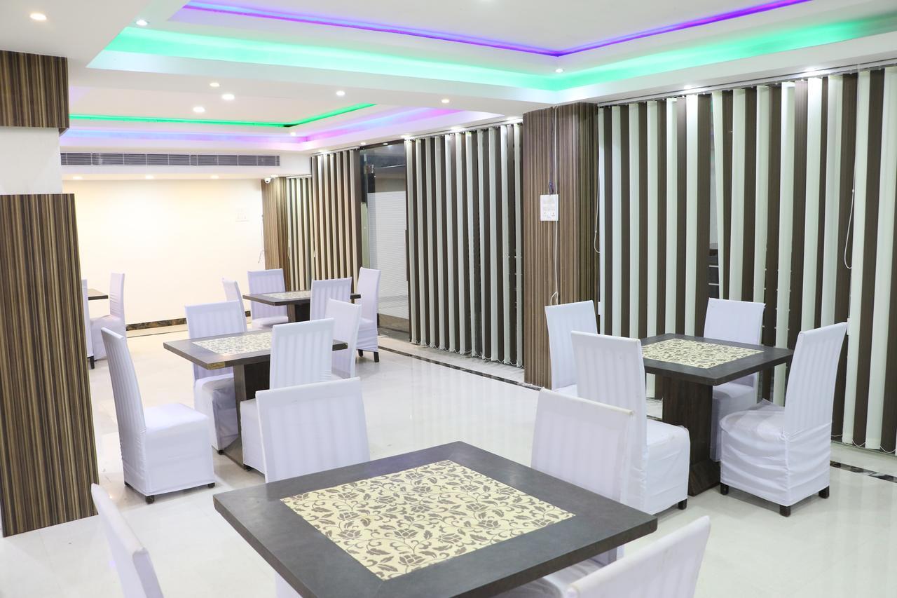 Hotel Sarweshwary Varanasi Bagian luar foto