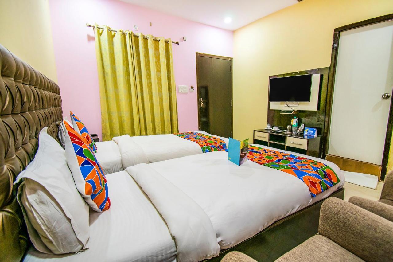 Hotel Sarweshwary Varanasi Bagian luar foto