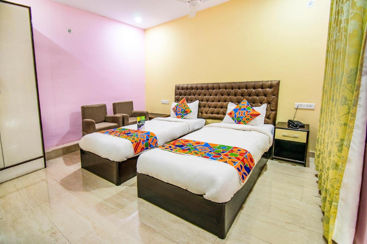 Hotel Sarweshwary Varanasi Bagian luar foto