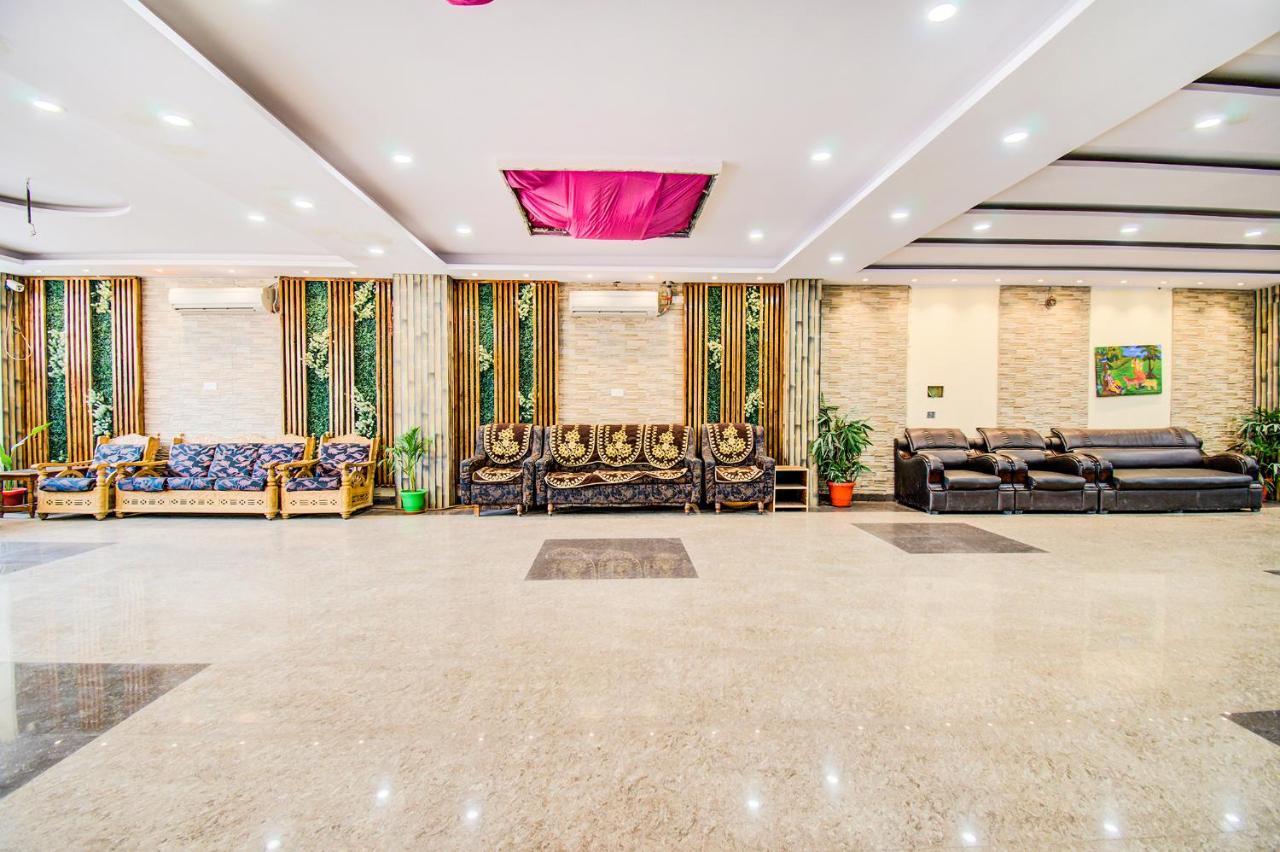 Hotel Sarweshwary Varanasi Bagian luar foto